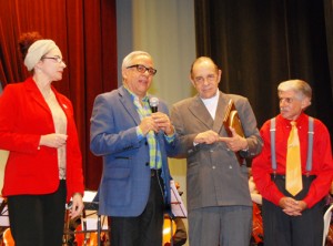 El doctor Jochy Pérez, de La Vega, le entregó una placa al maestro, reconociendo su trayectoria y los aportes a la música.