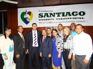 El comunicador Euri Cabral, junto a una parte de los miembros de la Fundación Santiago Visión Municipal.