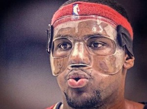 LeBron James utilizará una máscara protectora por las próximas semanas debido a la fractura en su nariz.