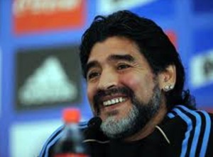 Diego Armando Maradona, cobra 4,5 millones de euros al año y vive como un ídolo. 