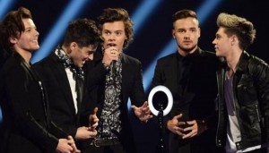 One Direction, en el momento de recibir uno de los dos premios ganados.