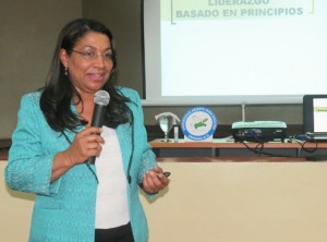 La coah Luz Celeste Perez Castro, al dictar la conferencia de liderazgo, en el municipio de Jarabacoa.