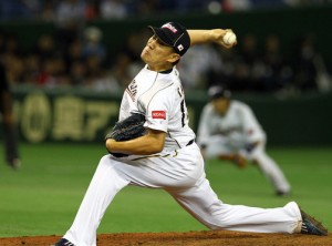El pitcher de los Yanquis de Nueva York, Masahiro Tanaka, lanzó durante el quinto inning de un juego de pretemporada ante los Filis de Filadelfia, el sábado 1 de marzo de 2014, en Tampa, Florida.