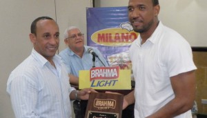 Nicandro Pérez, de Cervecería Nacional Dominicana, entrega la placa Brahma Light a Osvaldo López, Baloncestista de la Semana. 