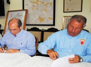Gilberto Serulle, alcalde del municipio de Santiago, firma.