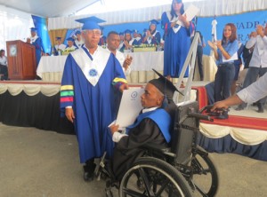 El graduando con discapacidad, Yamarcos Rodriguez puso a los presentes de pie en reconocimiento a su esfuerzo para hacerse maestro en la universidad.