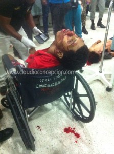 Lizandro Inoa (El Jacagüero) es llevado mortalmente herido al hospital Cabral y Báez, donde falleció. A la derecha, sobre el pavimento, el cuerpo de El Simio.  Foto José Disla