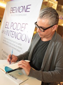El escritor argentino Julio Bevione.