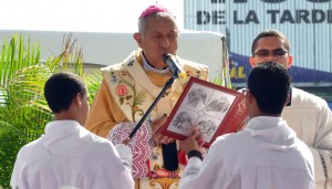 Monseñor Ramón Benito de la Rosa y Carpio pronuncia la homilía en la misa de esta mañana, con motivo del Corpus Cristi.