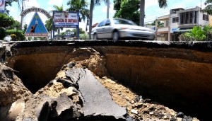 Este agujero, de varios metros de ancho y largo, se produjo hace una semana en la avenida 27 de Febrero, sin que el cabildo se haya ocupado de terminar con el peligro que representa.