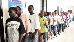 Haitianos a la espera de ser llamados para buscar información para regularizar su situación en el país,