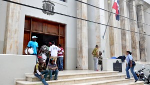 Haitianos llegan a la gobernación provincial para su regularización,