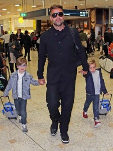 Ricky Martin junto a sus hijos, Valentino (izq.) y Matteo.