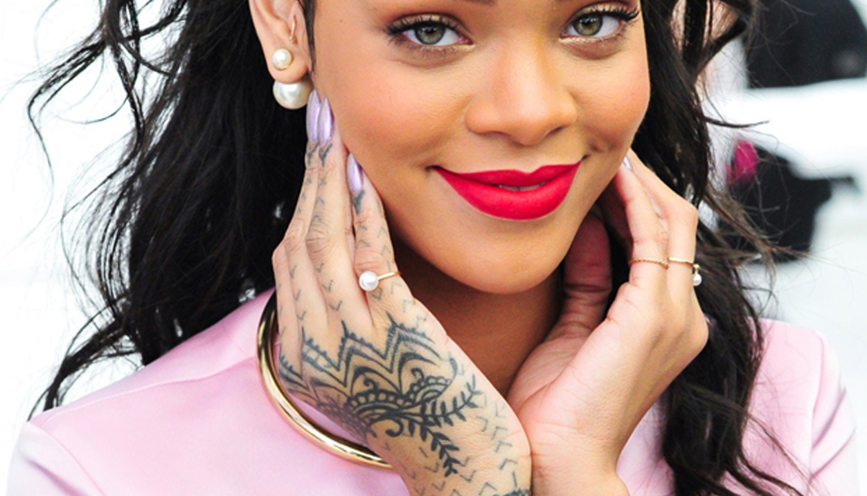 Claudio Concepcion ¡ardiente Rihanna Muestra Su Sensual Y Atrevido Tatuaje En El Pecho